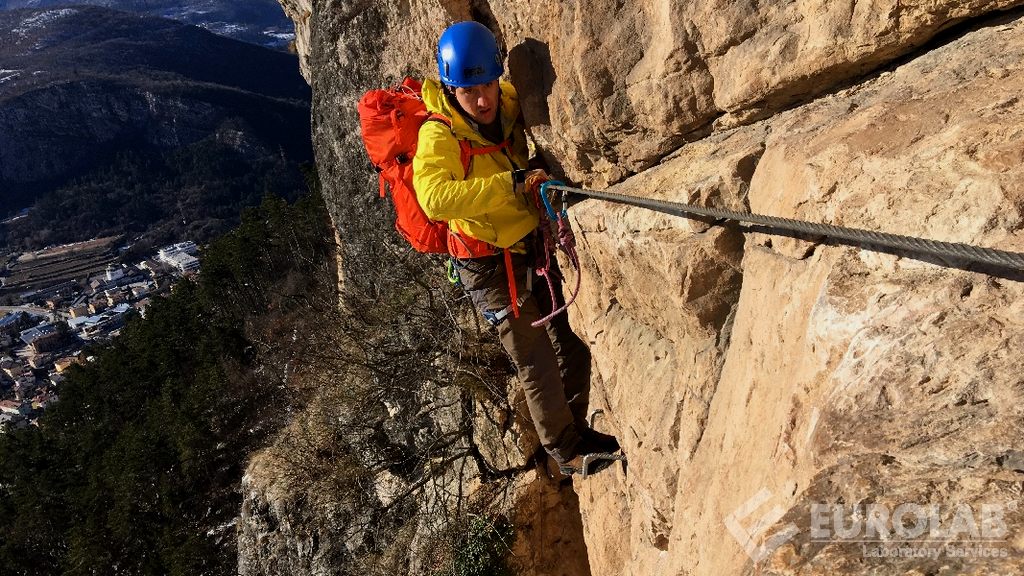 EN 12277: 2015 + A1: 2018 Essais de harnais d'alpinisme