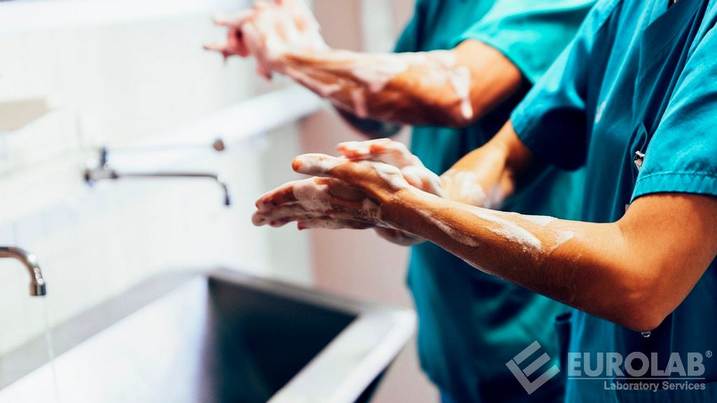 Skúšky umývania rúk a čistenia rúk zdravotníckeho personálu